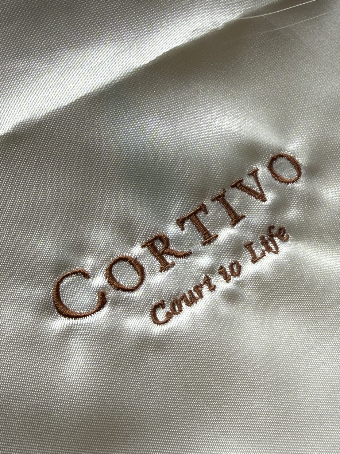 CORTIVO embroidered logo detail